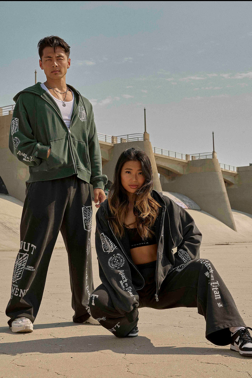 Sudadera con capucha y cremallera AOT